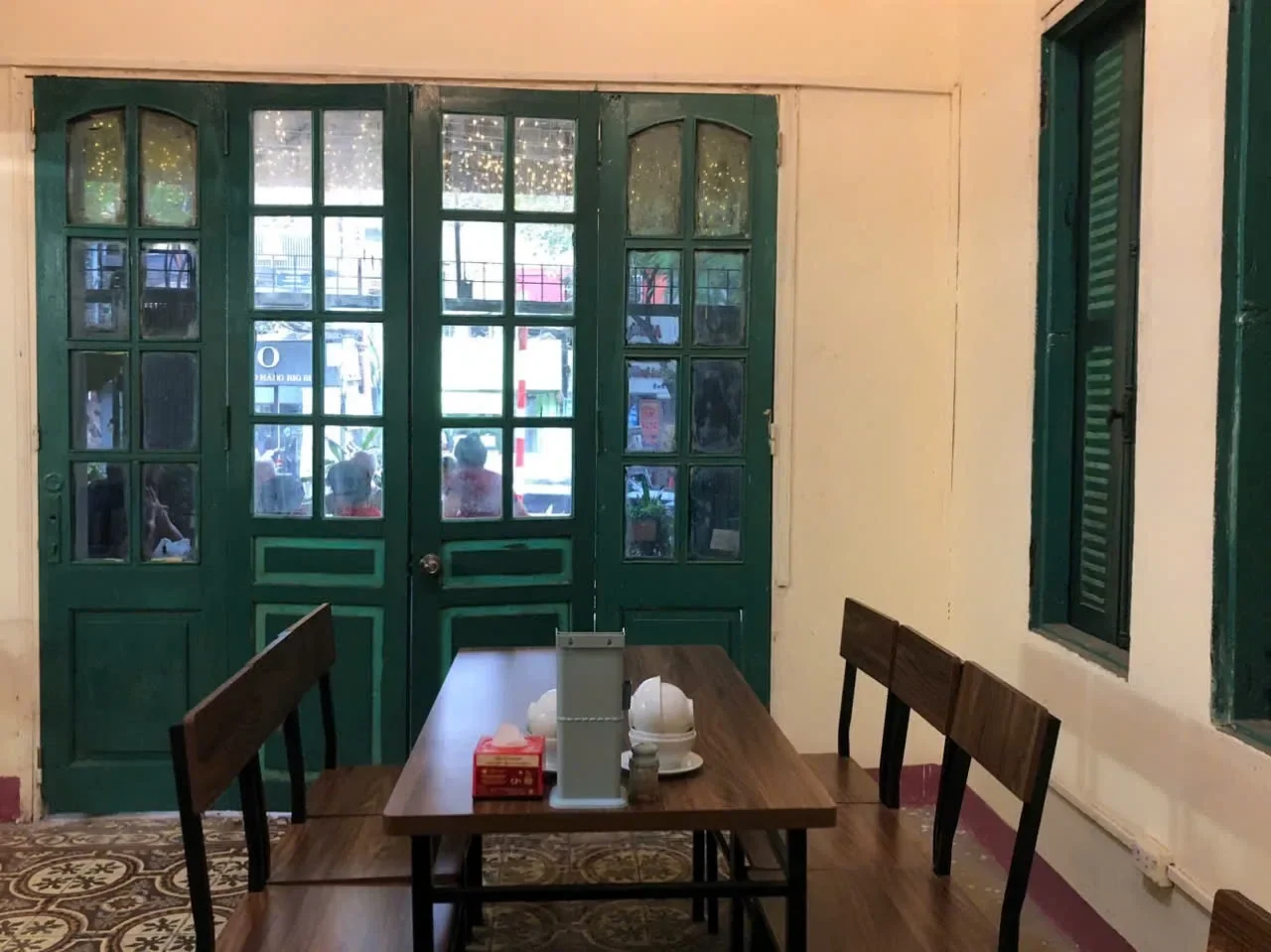 Cửa gỗ xanh kiểu Pháp, sàn gạch bông