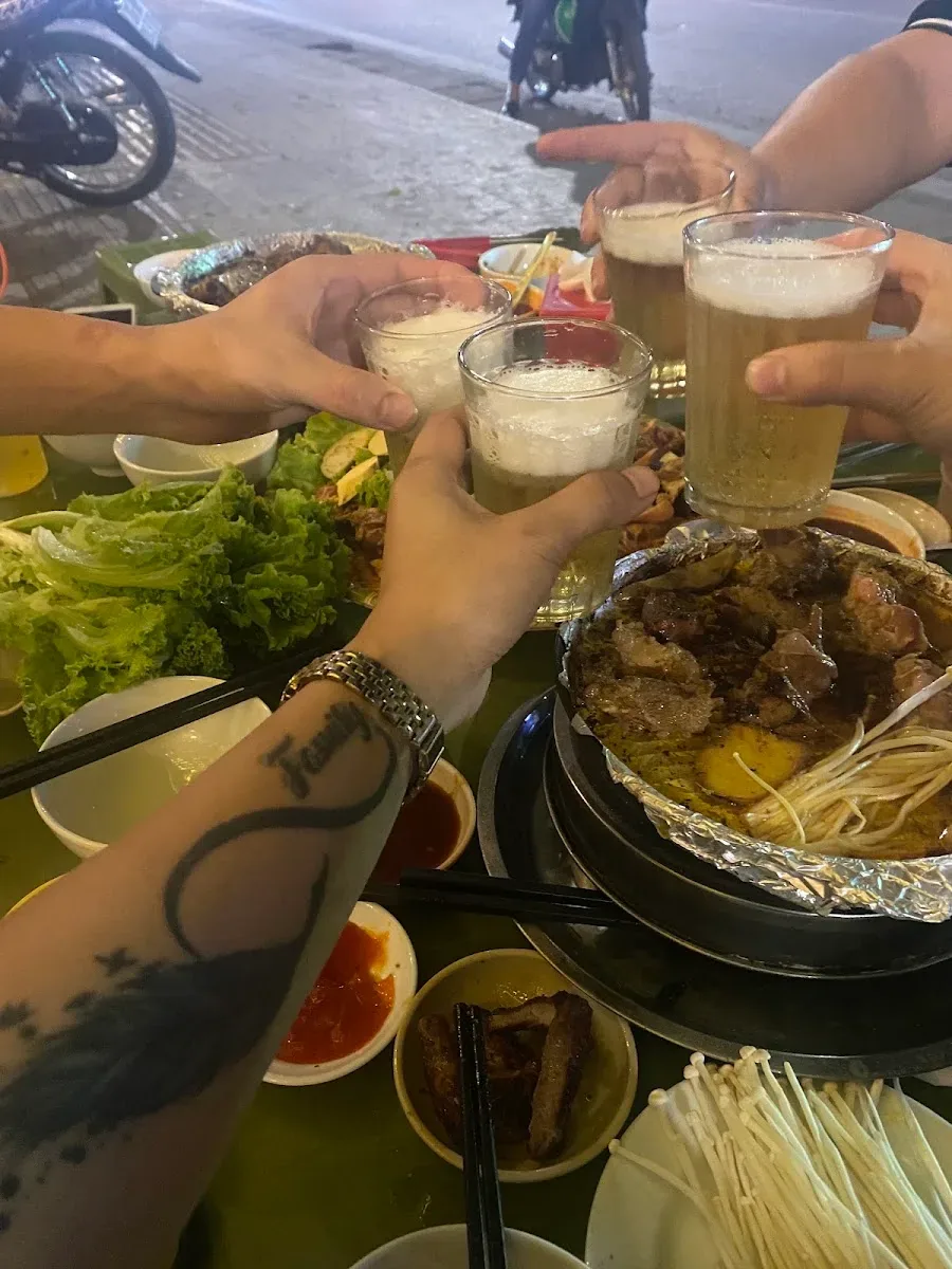 Cụng ly bia bên nồi lẩu nướng ban đêm — không khí sum vầy tại No.7