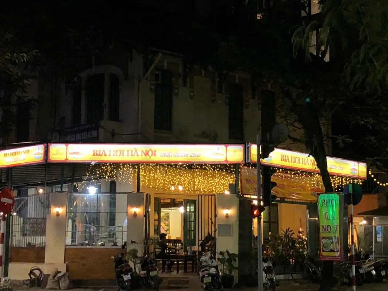 Mặt tiền Nhà hàng No.7 ban đêm, biển hiệu No.7 và đèn dây vàng ấm