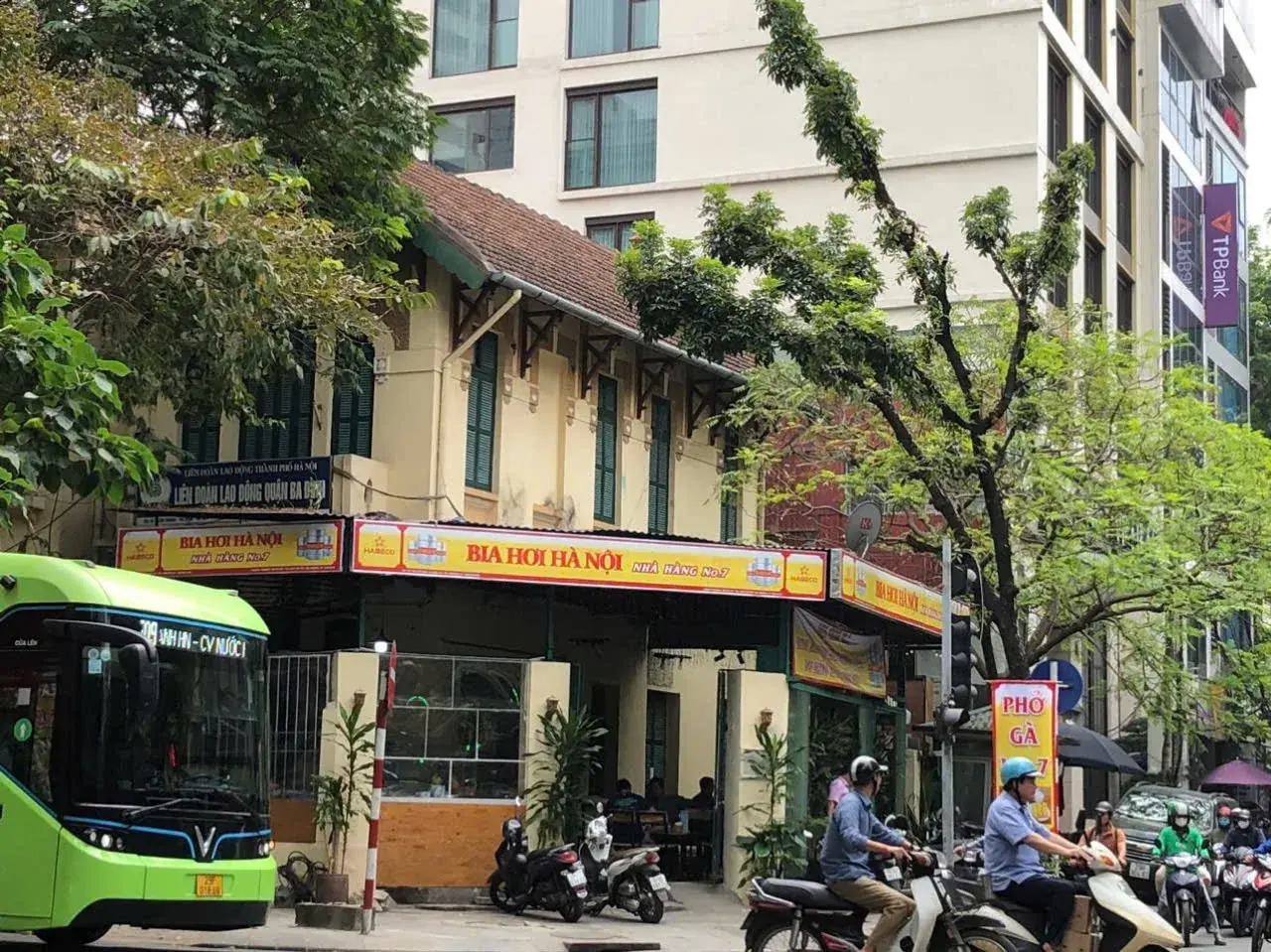 Mặt tiền No.7 ban ngày trên phố Ba Đình